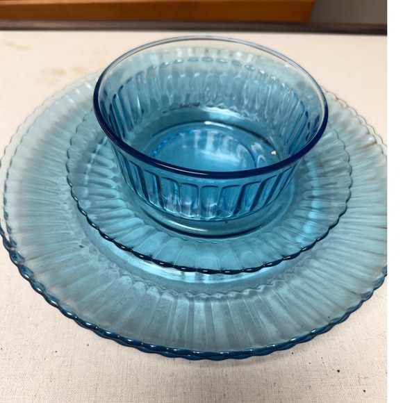 Arcoroc Other - Arcoroc France Blue Glass Ribbed Dinnerware Set 4pc Plates Bowl Vintage